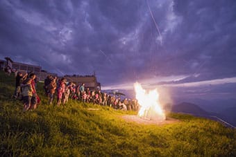 Das spektakuläre Sonnwendfeuer, entzündet auf dem Gipfel der Hohen Salve, beleuchtet die nächtliche Landschaft.