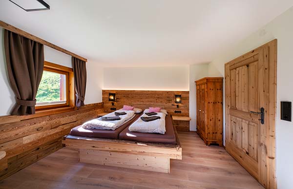 Schlafen in gemütlichen Altholzbetten bei uns am Sonnentalhof